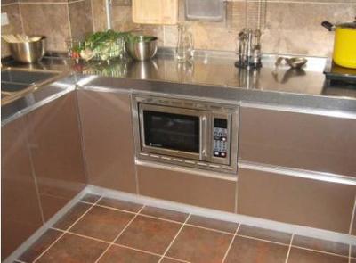 不銹鋼櫥柜耐用還美觀,為啥都不用它做臺面?師傅的話一針見血!