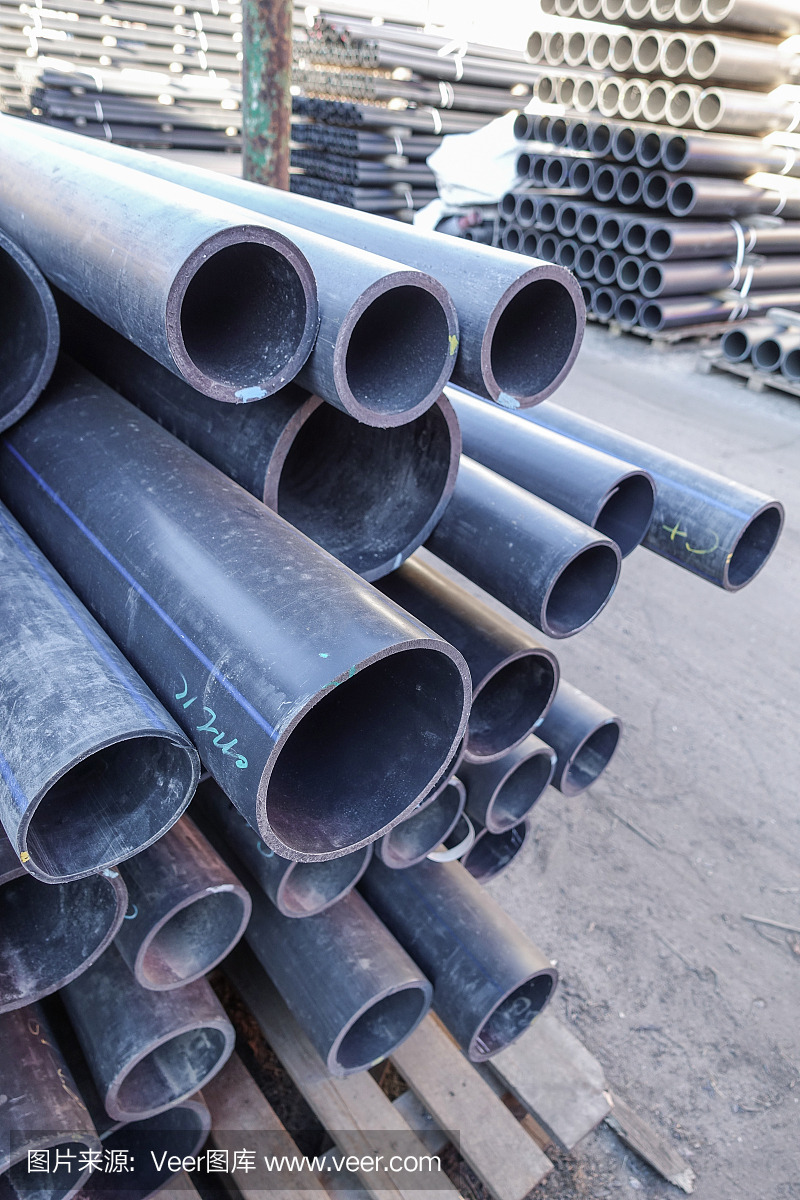 各種尺寸和直徑的舊塑料管